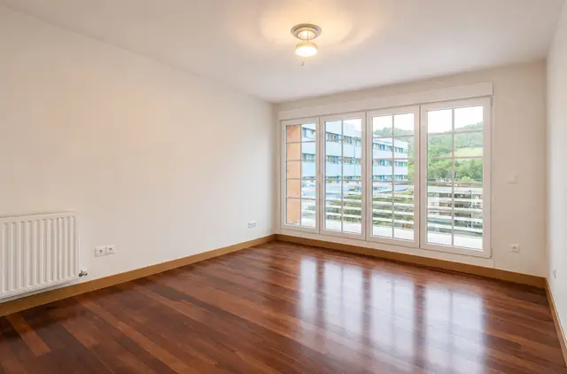 EUSKOPISO pone a la venta amplia y luminosa vivienda en Galdakao, ubicada en una zona tranquila y bien comunicada, ideal para familias o para quienes buscan espacio y comodidad. 105 m² | 3 habitaciones | 2 baños | 2 terrazas | Garaje incluido | Ascensor Situada en una primera planta con ascensor, esta vivienda destaca por su excelente distribución y por la gran luminosidad natural que recibe durante todo el día gracias a sus amplios ventanales. La vivienda cuenta con 3 habitaciones, 2 baños completos, cocina sin equipar con balcón tendedero y un amplio salón muy luminoso. El inmueble se encuentra en perfecto estado de conservación, listo para entrar a vivir. Además, incluye parcela de garaje en el mismo edificio, una comodidad imprescindible para el día a día. Precio: 390.000 € Info: 681 605 981 #galdakao #pisoenventa #euskopiso #inmobiliaria #terraza 