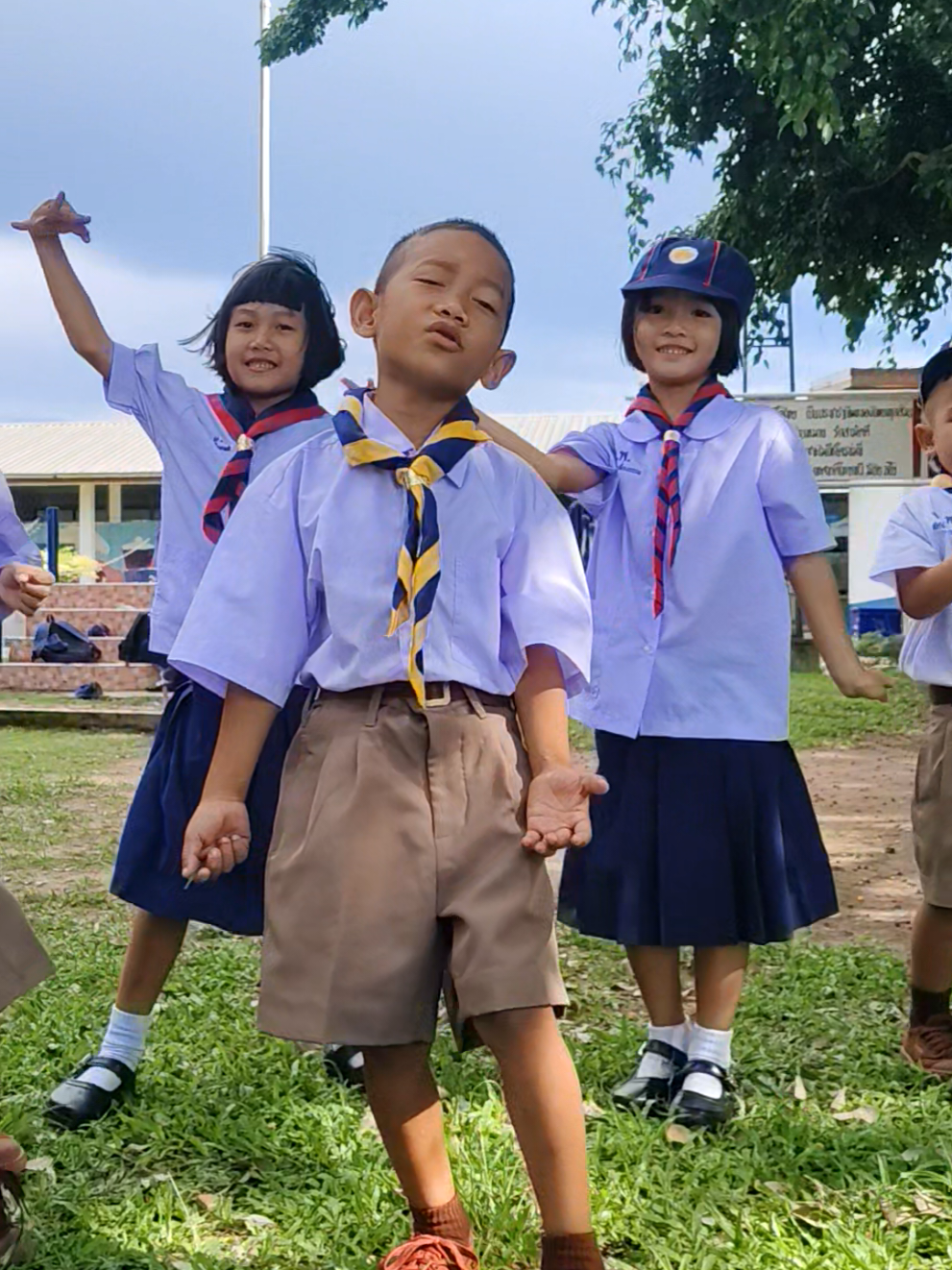น้องไชโยมาเสิร์ฟอีก 1 บทเพลงก่อนกลับบ้าน ขออภัยที่ไม่ได้ตอบเม้นนะครับไม่มีเวลาว่างเลยครับ ขอบคุณทุกท่านที่รับชมครับผมน้องไชโยดีใจมากๆ ครับ #วอนไหว้วอนอารธนา #สักการะ #เจดีย์พระพุทธเจ้า5พระองค์ 