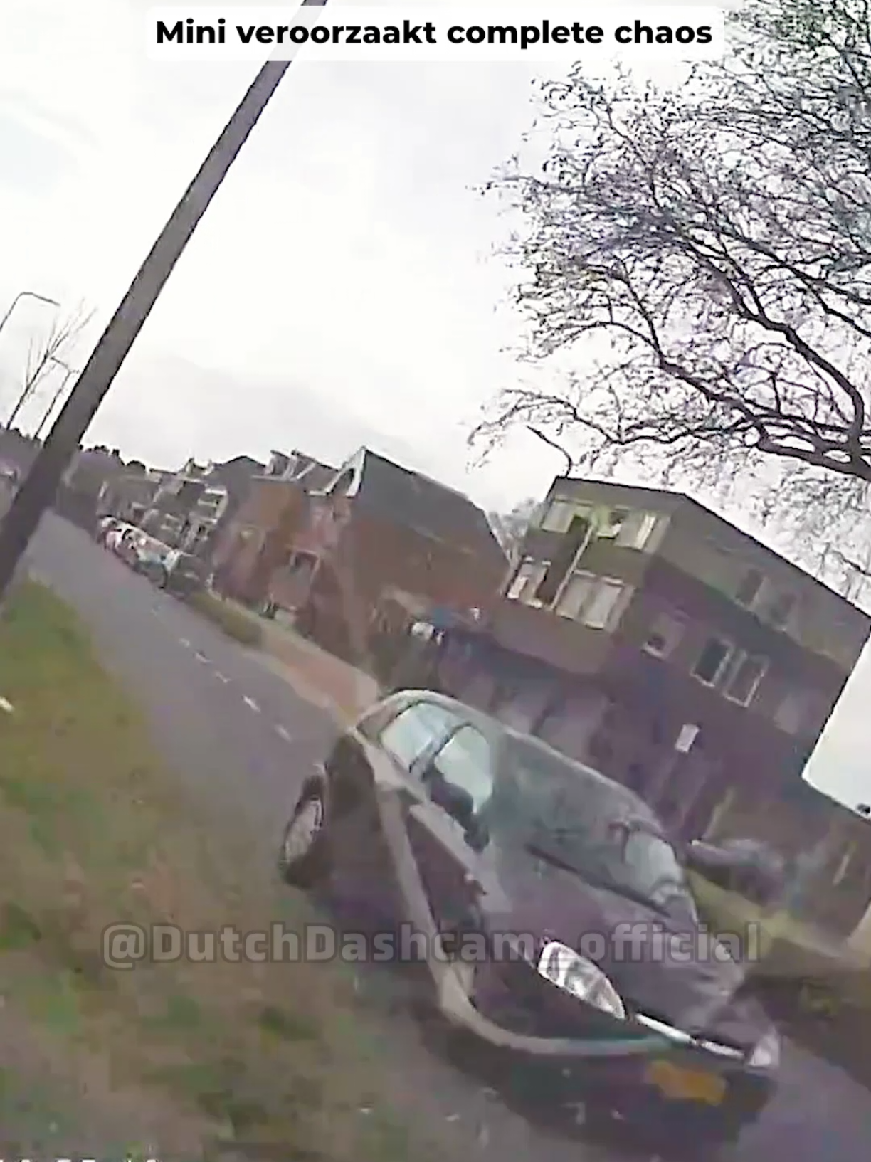 ✅️ Zelf ook iets gefilmd? Deel het! 🌐 Gebruik het formulier op onze website, link in bio @dutchdashcam_official Volg ons voor de beste dashcam content uit Nederland!  #dutchdashcam #dashcam #mini #ongeluk #enschede
