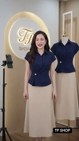 Đỉnh cao hack vòng eo với siêu phẩm áo sơ mi Peplum từ nhà GUMAC ✨. Thiết kế vạt đắp chéo tinh tế cùng chi tiết đính nút trang trí sang trọng giúp các nàng công sở tự tin tỏa sáng với vòng 2 thon gọn. Chất lụa cao cấp mềm mướt, mặc lên là thấy đẳng cấp ngay! #thoitrangtrungnien #aosomipeplum #thoitrangcongso #hackdang #thoitrangcongso 