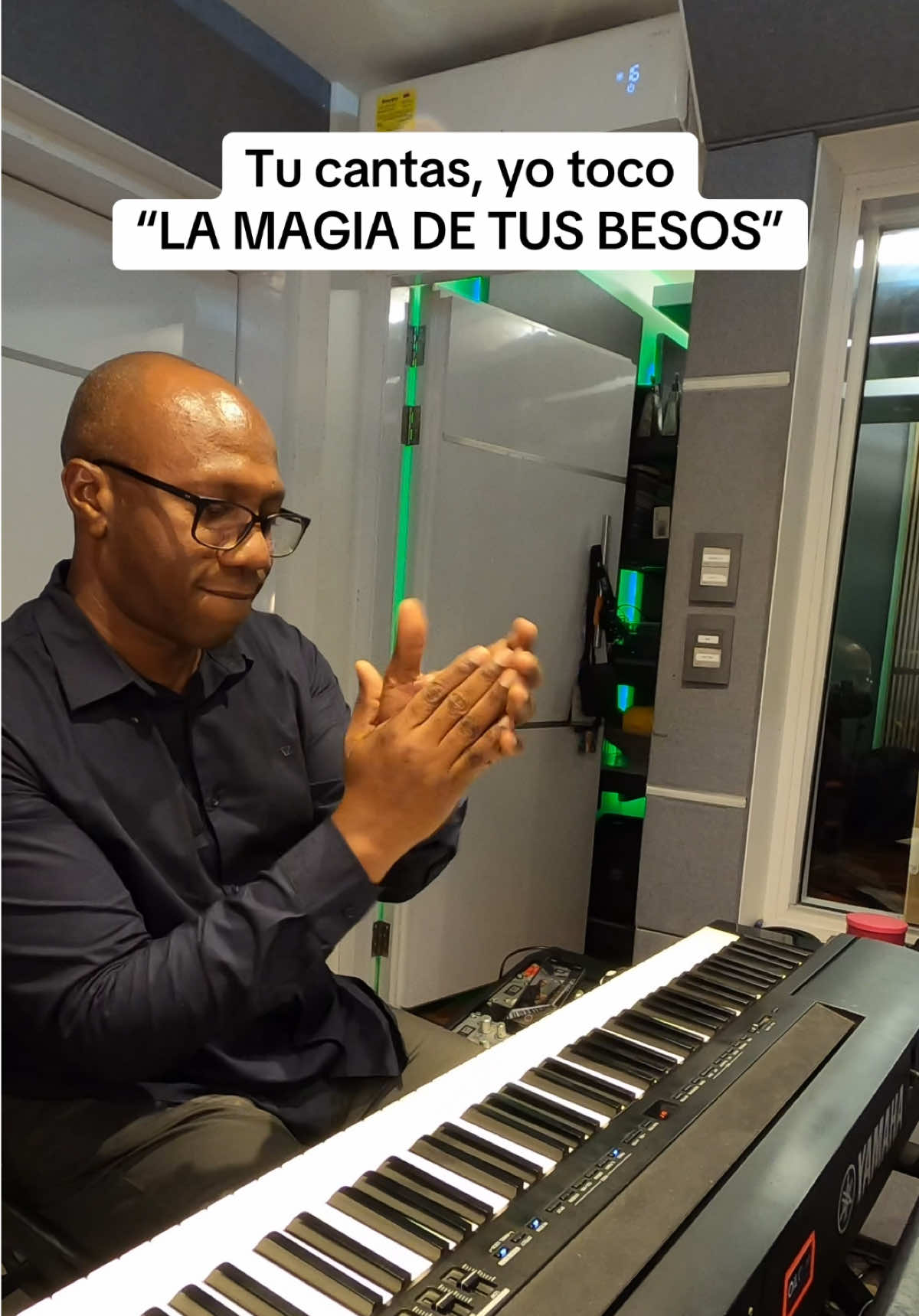 Tu cantas, yo toco “LA MAGIA DE TUS BESOS” los veo en sus dúos 👀🔥 #fyp #parati #musico #duo #viral 