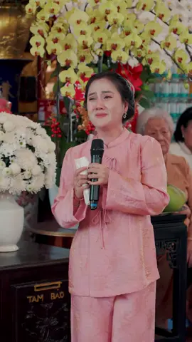 #Hồng Loan khóc cạn nước mắt trong đám giỗ cố NSUT Vũ Linh #hongloanconnghesivulinh #hongloan_hongni_bumbum #nhaso5cuahongloanvulinh #xuhuong_xuhuong_xuhuong_xuhuongxuhuongxuhuong 