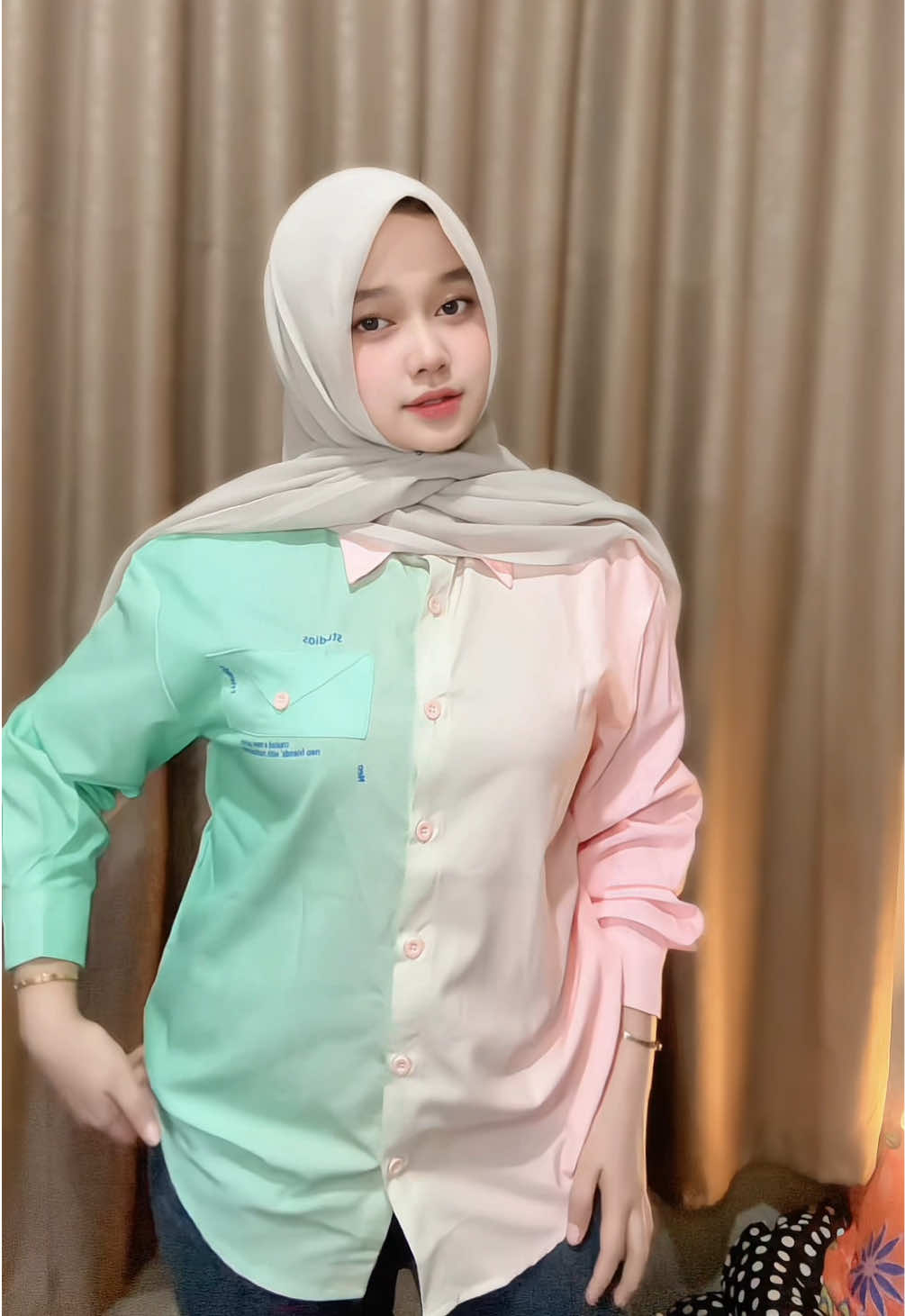 Gabisa berpaling dari kemeja lucu gini😙💗 #chicmore #fadfad #chicmorebasic #kemejawanita #atasanwanita 