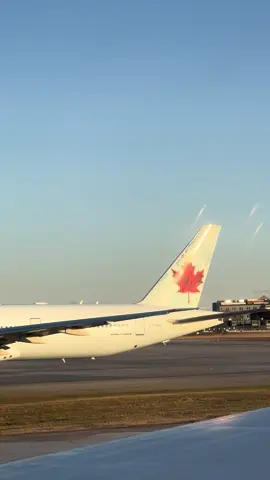 Air Canada mighty Boeing 777-300ER 🤯🤩🤩#aviation #fyp #pourtoii #canada_life🇨🇦 #boeing 