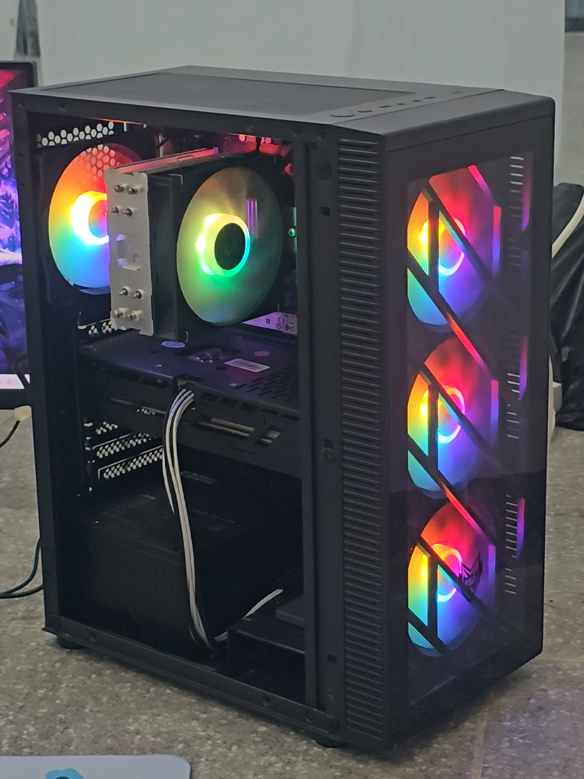 نرخ💰: $795 GPU:  GeForce RTX 3070 8GB  CPU: AMD Ryzen 5 5500X MB: MSI B450M-A PRO MAX PSU: MSI600W 80Plus Bronze RAM: Lexar 16GB 3200MHz Storage 1: Lexar 512GB SSD Cooler: DeepCool AG400 Case: FSP CMT192 RGB Dahua Monitor FHD 25Inch 180Hz 0.5ms  Mouse gaming Headset gaming Keyboard Mousepad  #fyp #viral #trending #ytech #gamingpc