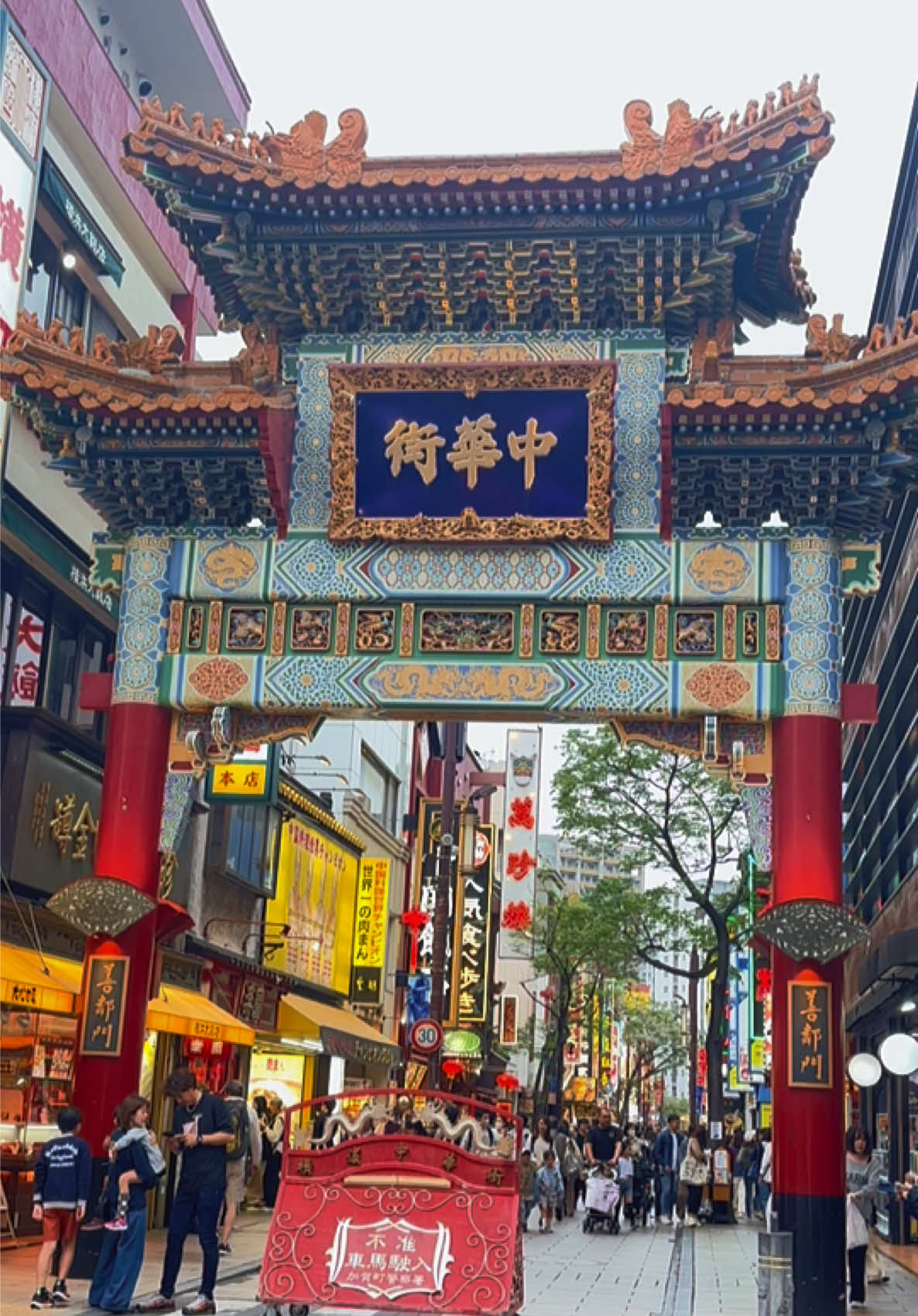 Lost in Yokohama Chinatown 🧋🥮🏮 #chinatownyokohama #yokohama #chinatown #foodstreet #横浜中華街 