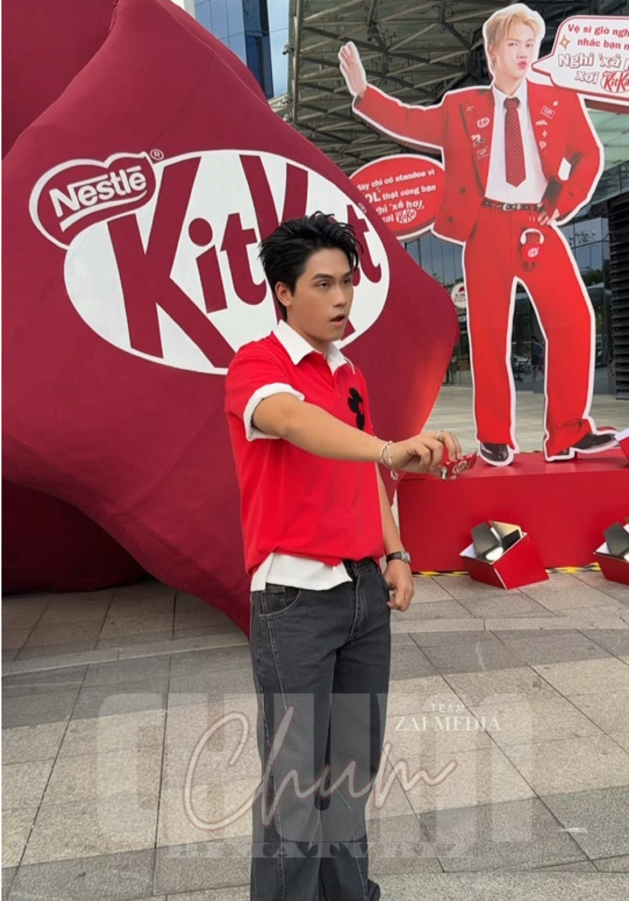 🛑 Khoảnh khắc JSOL nhìn Võ Điền Gia Huy tạo dáng check in cùng bé BESO Nghỉ xả hơi xơi KitKat tại Thiso Mall Sala  #KitKat #NghiXaHoi #XoiKitKat #BàiđăngđượctàitrợbởiNestléViệtNam #KitKatvnbychumchum