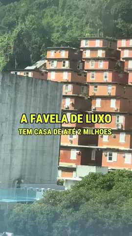 Você acreditaria que existe um condomínio quase secreto no Humaitá com casas de até R$ 2 milhões? São mais de 60 casas espalhadas pela encosta, algumas com vista privilegiada, duplex e cercadas pela natureza. Por isso muita gente apelidou o lugar de “favela de luxo” Você pagaria R$ 2 milhões para morar aqui?