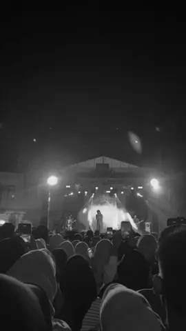 cerita aja di sini #ekhsan #pergitakmeninggalkan #lyrics #foryoupage #fyp 