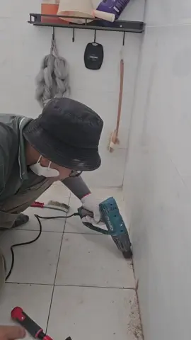 Khò khô mạch gạch 1 trong những công đoạn rất quan trọng khi cải tạo ron toilet bằng ron epoxy #caitaotoilet #caitaonha #epoxy #wc #xaydung 