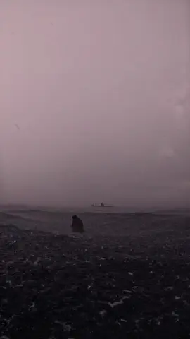 Chasing the abyss in the rain 🌧️  #spearfishing #maldives #fyp #maldiviantiktok #rain 