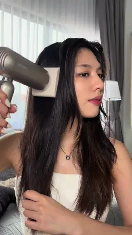 a little honest review🤍 udah bbrp hari pake @dreameindonesia turns out oke banget. beneran compact dan ringan jadi bisa di bawa kemana2, 3in1 multifunctional tools jg jadi bisa bkin blow our look ala salon😉  #blowoututorial #hairdryer