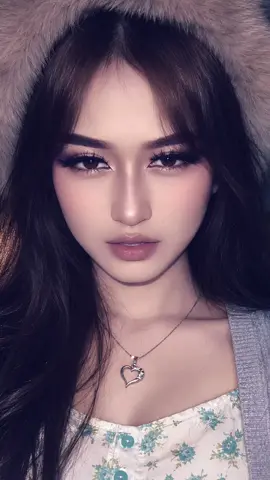 #CapCut  salinan chatgpt👇 Panduan ini dirancang untuk diaplikasikan pada fitur wajah gadis dalam foto, dengan fokus pada perubahan tekstur, warna, dan teknik aplikasi riasan untuk mencapai estetika Slavic yang ikonik. 1. Dasar Riasan (The Velvet Base) Gadis dalam foto memiliki kulit dewy yang sehat. Estetika Slavic biasanya lebih menyukai tampilan matte atau velvet yang sempurna (seperti boneka porselen). Aplikasi: Gunakan full-coverage matte foundation. Tutupi area kemerahan dan bintik-bintik (freckles) untuk menciptakan kanvas yang rata sempurna. Setting: Gunakan translucent powder dalam jumlah yang cukup di area bawah mata dan zona-T agar terlihat airbrushed. 2. Kontur dan Blush (Cold Girl Aesthetic) Warna yang digunakan biasanya lebih dingin (cool-toned) untuk meniru efek cuaca dingin di Eropa Timur. Kontur: Gunakan contour powder berwarna abu-abu kecokelatan (cool ash brown) pada tulang pipi, hidung, dan garis rahang. Blush: Gunakan blush berwarna dusty pink atau cool berry di atas tulang pipi dan sedikit di ujung hidung untuk efek 