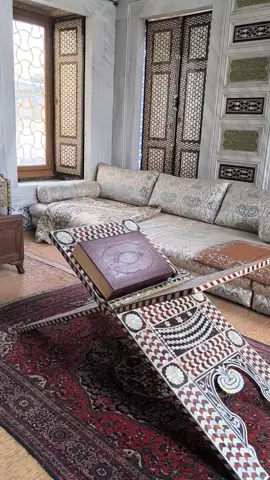 Topkapı Sarayı’ndaki Sultan I. Ahmed Has Odası… Sultan I. Ahmed, Osmanlı tarihinde kardeş katlini kaldırmasıyla ve hanedanın devamı için “ekber ve erşed” sistemini getirmesiyle bilinir. Aynı zamanda Kösem Sultan ile olan bağı, Osmanlı saray tarihinde en çok konuşulan dönemlerden birine iz bırakmıştır. Bu zarif oda ise hâlâ o dönemin ihtişamını ve sessiz hikâyelerini taşımaya devam ediyor. The Privy Chamber of Sultan Ahmed I in Topkapı Palace… Sultan Ahmed I is known in Ottoman history for abolishing the practice of fratricide and introducing the “seniority” system for the continuity of the dynasty. His bond with Kösem Sultan also left a lasting mark on one of the most talked-about eras of the Ottoman court. This elegant chamber still carries the magnificence and silent stories of that age. #ottoman #osmanlı #istanbul #topkapısarayı #topkapipalace 