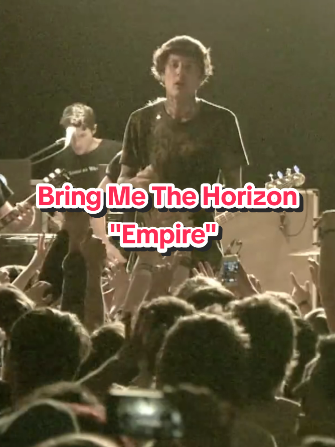 Kalau kamu suka lagu metalcore yang emosional, gelap, tapi tetap punya chorus yang “nempel”, maka “Empire (Let Them Sing)” dari Bring Me The Horizon adalah salah satu track yang wajib masuk playlist. Lagu ini dirilis pada tahun 2013 dalam album legendaris  Sempiternal — album yang jadi titik perubahan besar BMTH dari deathcore brutal menuju sound yang lebih atmosferik, melodik, dan modern. Ini salah satu lagu yang menunjukkan transisi BMTH menjadi band yang lebih eksperimental tanpa kehilangan sisi brutal mereka. Banyak fans menganggap era Sempiternal sebagai “golden era” BMTH.  Bahkan di komunitas Reddit, banyak fans bilang lagu ini underrated dan punya energi yang luar biasa saat didengarkan full volume.  Kalau kamu suka lagu dengan vibe: •  gelap,  •  penuh energi,  •  emosional,  •  dan terasa seperti “teriakan melawan dunia”,  maka “Empire (Let Them Sing)” adalah salah satu karya terbaik BMTH dari era Sempiternal. #bringmethehorizon #empire #metalcore #sempiternal #uselessdivision 