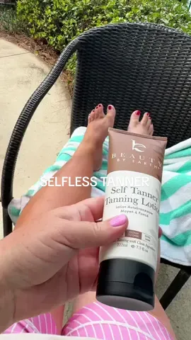 Okayyyy literally run and grab this self tanner @Beauty by Earth  #selftanner #selftanning #beautybyearth #beautybyearthselftanninglotion #tanninglotion