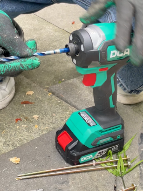 ADPL208 충전 임팩트 드라이버, 20cm 긴 나사도 한 번에 끝까지! 🔩 ⚡ 208N·m 고토크 + 3단 속도 조절, 20cm 육각 셀프 태핑 나사도 단단한 목재에 손쉽게 체결  🔄 액세서리만 바꾸면 드릴링 가능: 오거 비트/트위스트 드릴/홀커터, 목재 배선 구멍/경첩 구멍 한 대로 해결  📏 107mm 초소형 바디, 깊은 캐비닛이나 모서리에서도 드릴링/나사 체결 간섭 없음   긴 나사를 체결하다가 중간에 걸려서 못 박은 적이 있으신가요? 토크가 충분하면 해결됩니다! #한국생활 #공구 #공구채널 #공구챠널  #공구추천 #리모델링 #드라이버 #드릴