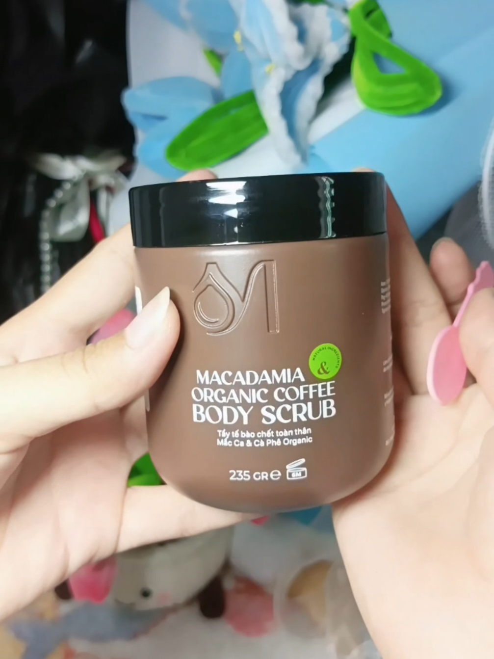 🌷Nuông chiều làn da body sau một ngày dài với Macadamia & Organic Coffee Body Scrub 🤎. #taytebaochet #bodyscrub #organiccoffee #reviewlamdep #duongdabody 