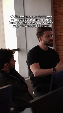 O Claude agora controla teu computador inteiro sozinho Clica, digita, abre app, navega, em research preview. Saiu em 23 de março. (Já salva esse post pra não se esquecer, vai me agradecer depois) Em 23 de março de 2026 a Anthropic shippou Computer Use em research preview. Claude opera teu Mac ou Windows como humano: abre app, clica botão, digita, navega na web, abre planilha. Disponível pra Claude Pro e Max. O que isso te abre: 1️⃣ Tarefa repetitiva virou ordem em texto Você descreve o que quer e o Claude executa na máquina. Não é assistente, é operador. 2️⃣ Trabalho cognitivo médio caiu de preço Triagem, atualização, classificação, copy-paste entre sistemas. Tudo isso virou comando direto. 3️⃣ Funciona com qualquer software Não precisa API. Se humano clica, o Claude clica. Resolve a integração com sistema legado que ninguém ataca. 4️⃣ Limite atual é o sandbox Research preview pede sandbox, evita ação destrutiva e dado sensível. Trilho que toda governança boa já tem. 5️⃣ Dispatch + Computer Use Você manda do celular, ele executa no PC. Dia inteiro produzindo sem sentar na cadeira. 6️⃣ Caso de uso comercial Agência cobra implementação pra empresa média conectar Computer Use com sistemas internos. Ticket de R$15 a R$30 mil por implantação. O que era ficção em janeiro virou produto em março. Quem testar essa semana sai 6 meses na frente do mercado. 👉 Comenta 87KTH pra receber o setup completo de Claude Computer Use com checklist de segurança e 5 casos de uso pra rodar essa semana