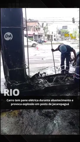 🔥 Incidente em posto de Jacarepaguá Na madrugada deste domingo (24/05), um carro modelo Jeep Compass sofreu uma pane elétrica enquanto abastecia em um posto na Estrada Tenente Muniz Aragão, no Anil. O incidente resultou em um incêndio que se alastrou rapidamente e destruiu uma das bombas de gasolina. Apesar do susto e da destruição no local, ninguém ficou ferido. O estabelecimento permanece interditado para a retirada da bomba danificada e a previsão é que o local seja reaberto somente a partir da próxima quarta-feira. Inicialmente, houve a informação de que seria uma explosão de GNV, mas foi confirmado que o fogo começou no veículo por conta da pane elétrica e atingiu a bomba de combustível. Funcionários acompanham a limpeza da área. 🔗 Saiba mais em nosso site: tupi.fm/Rio 🎙️ Com reportagem de @cyroneves 🎥 Reprodução #SuperRadioTupi #Jacarepagua #Anil #RioDeJaneiro #Noticias