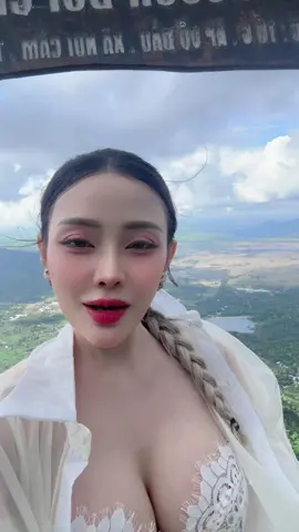 Thanh xuân của người ta dành cho ai đó. Thanh xuân của mình dành đi đó đi đây 🤓