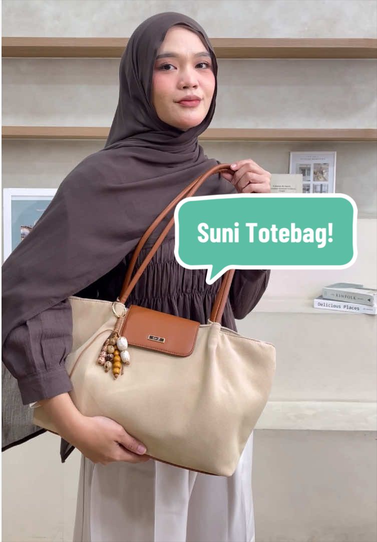 Girls… this tote is TOO PRETTY 🤎 NEW Suni Totebag! Suede texture dan beads bag charm-nya bikin vibes tas ini auto aesthetic ala Korean vintage look ✨ Roomy banget buat daily essentials, laptop, sampai hangout necessities kamu. Fix ini bakal jadi tote favorit kamu lately 👀 #Enjiid #BanggaPakeEnji #TasWanita #Totebag 