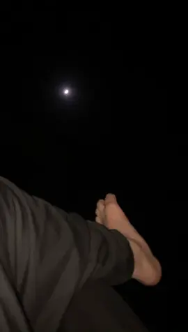 ‎عید کے دن جب بازاروں میں نئے جوتوں کی چمک ہوتی ہے، تو میری آنکھوں میں اپنی ماں کی وہ ٹوٹی ہوئی جوتی گھوم جاتی ہے، جو اُس نے ہمیشہ ہماری خوشیوں کے لیے پہنی، مگر کبھی اپنے لیے کچھ نہ مانگا۔  #ghanikhan #sardaralitakkar #ghanikhanbabapoetry #fayazlala🍾🥃✌️🔥 