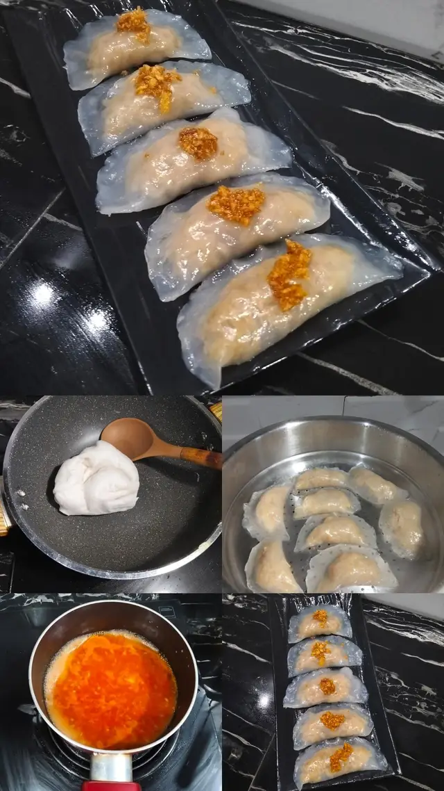 🥟✨ CHOI PAN 🥟✨ 🧄✨ Minyak Bawang Putih 🛒 Bahan: 🫒 150 ml minyak 🧄 1 bonggol bawang putih, cincang halus 👩‍🍳 Cara Membuat: 1️⃣ Panaskan minyak dengan api kecil 2️⃣ Masukkan bawang putih cincang 3️⃣ Goreng hingga harum dan kekuningan 4️⃣ Sisihkan untuk campuran adonan kulit & olesan ━━━━━━━━━━━━━━━ 🥬✨ Bahan Isian 🛒 Bahan: 🥔 5 buah bengkoang kecil, serut 🦐 30 gr ebi 🧄 Bawang putih secukupnya 🌶️ 1 sdt lada bubuk 🧂 1 sdt kaldu bubuk 🧂 Garam secukupnya 👩‍🍳 Cara Membuat: 1️⃣ Rendam semaleman ebi lalu cincang halus 2️⃣ Tumis bawang putih dan ebi hingga harum 3️⃣ Masukkan bengkoang, aduk hingga layu 4️⃣ Tambahkan lada, kaldu bubuk, dan garam 5️⃣ Masak sampai air menyusut lalu dinginkan ━━━━━━━━━━━━━━━ 🥟✨ Bahan Kulit 🛒 Bahan: 🌾 100 gr tepung tang mien 🌾 75 gr tepung tapioka Rose Brand 💧 250 ml air 🧄 1 sdm minyak bawang putih 🧂 Sejumput garam 👩‍🍳 Cara Membuat: 1️⃣ Campur semua bahan kering 2️⃣ Tuang air panas sedikit demi sedikit sambil diaduk 3️⃣ Tambahkan minyak bawang putih 4️⃣ Uleni hingga kalis dan lentur 5️⃣ Bagi adonan lalu pipihkan ━━━━━━━━━━━━━━━ 🌶️✨ Sambal Choi Pan 🛒 Bahan: 🧄 5 siung bawang putih 🌶️ 25 gr cabai rawit 🧂 1 sdt garam 🍬 2 sdm gula pasir 🍅 2 sdm saus sambal 🍶 2 sdm cuka 💧 100 ml air 👩‍🍳 Cara Membuat: 1️⃣ Haluskan bawang putih & cabai 2️⃣ Rebus bersama air 3️⃣ Tambahkan garam, gula, saus sambal, dan cuka 4️⃣ Masak hingga sedikit mengental ━━━━━━━━━━━━━━━ 🍃✨ Bahan Lain 🍌 2 lembar daun pisang 🫒 Minyak goreng secukupnya untuk olesan ━━━━━━━━━━━━━━━ 👩‍🍳✨ Cara Membentuk Choi Pan 1️⃣ Ambil kulit, pipihkan 2️⃣ Isi dengan tumisan bengkoang 3️⃣ Lipat dan bentuk setengah lingkaran 4️⃣ Kukus di atas daun pisang yang sudah dioles minyak 5️⃣ Kukus ±15–20 menit hingga matang 6️⃣ Oles permukaan choi pan dengan minyak bawang putih agar cantik & tidak lengket ✨ 😋 Sajikan hangat bersama sambal pedas manis 🌶️🥟 📌 Recook by: Vay Alodia’s Kitchen 📝 Dengan beberapa penyesuaian resep #choipan #ebi #reseptiktok #resepsimple #tepungtapioka 