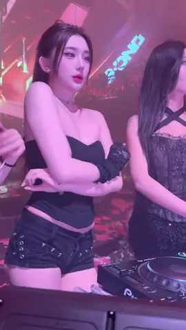 Lặng nhìn em đang trong vai diễn #remix #gáixinh #nonstop #xuhuong #xuhuongtiktok 