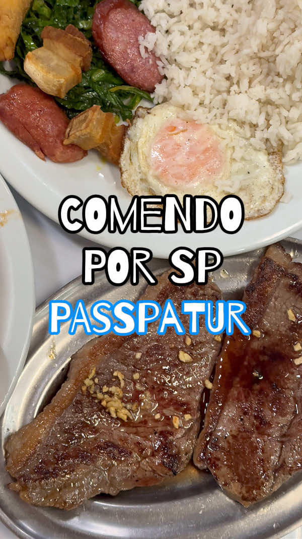 Fala Rasgueira!  Mais um Comendo por SP pro São Paulo Secreto — e dessa vez fomos parar no coração da República, no Passpatur. Fui a convite do Danillo, amigo cozinheiro que cola lá direto e conhece várias curiosidades do lugar, daqueles guias não oficiais da cidade que sabem exatamente onde a comida bate diferente. E papo reto: o lugar entrega muito. A gente foi de virado à paulista com picanha, arroz e feijão bem feitos, couve no ponto e aquela gema mole escorrendo que deixa tudo melhor. Também provamos um parmegiana de frango absurdo, molho forte, queijo puxando e sabor de PF clássico paulistano raiz. Preço justo, comida honesta e tempero com cara de casa — aquele tipo de restaurante que faz sentido existir em São Paulo. O Passpatur fica na República, na Rua dos Timbiras, 651, e funciona de segunda a sexta das 11h às 21h e sábado até às 18h. Se eu fosse você, não perderia
