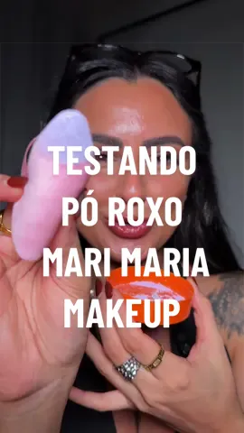 finalmente testando o pó roxo da Mari Maria!!! to muito chocada 💜✨✨@Mari Maria @Mari Maria Makeup #maketiktok #posolto #marimariamakeup #peleneutrafria #maquiagem 
