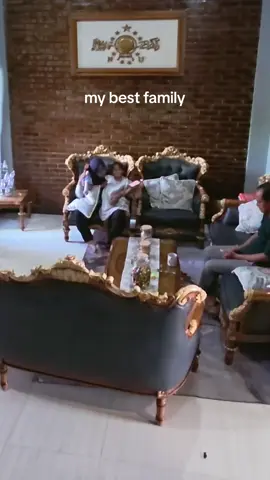 lebih lucu lagi ini di rekam sama adek ku, dia tau aku udah pulsek, terus di rekam diem-diem, biasanya yang meluk kalo ga mamah pasti ayah, cuman hari ini kebetulan ada dua duanya di rumah, sumpah rasa lelah seharian di sekolah tu bisa langsung ilang pas udah sampe rumah. thankyou yaa bun yahh sama adekk #keluarga #kasihsayang #sekolah 