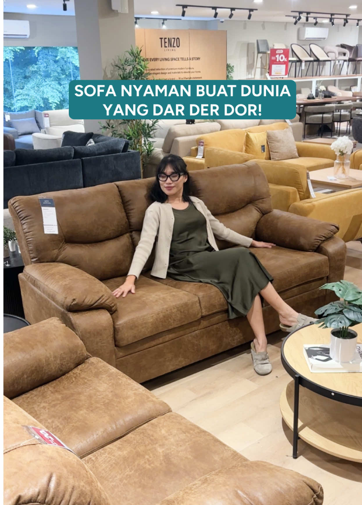 Buat dunia yang Dar Der Dor emang butuh banget sofa sandaran hidup kayak gini🤧 Selain sofa yang nyaman, kalian butuh apalagi kalau lagi galau? Komen dibawah ya! #SemudahItuDiDekoruma #Dekoruma #Furniture