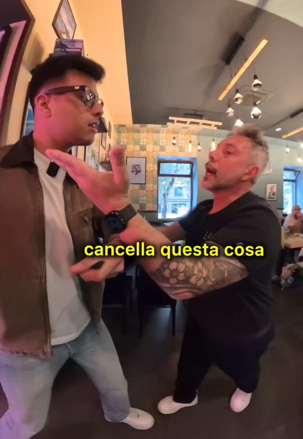 Non ci credo che voleva farci pagare 😭😭😭 @Ego trattoria giappoitaliana scusate se vi ho rotto il cazzo. Tutto buonissimo, non mi denunciate 🙏🏻💙 @Davide Mazzola @Bruno Quartier 📹🏋️ #bosco #free #food #100K #prank