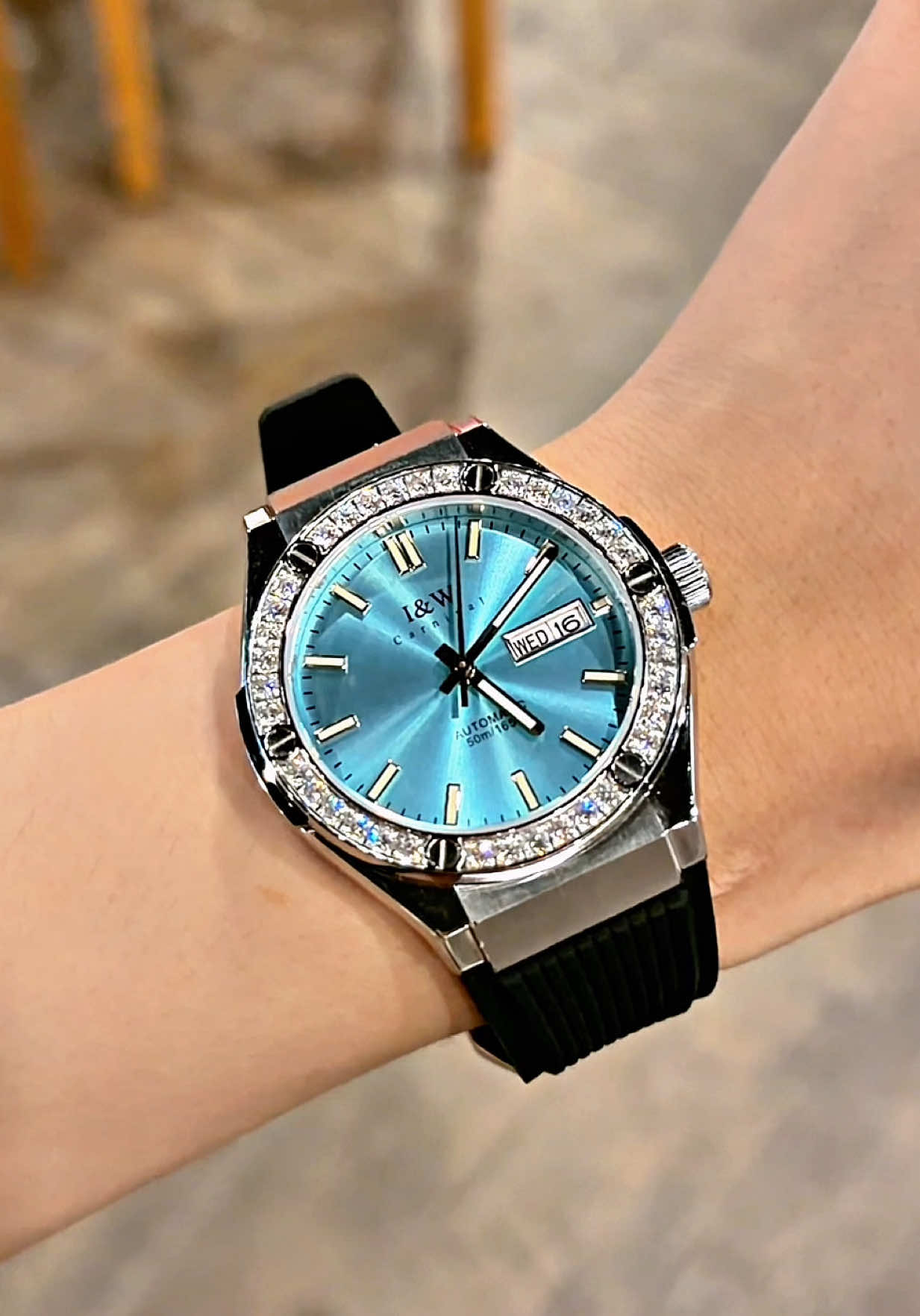 Mặt ice blue lên tay tone da quá ⌚️🧊 dễ đeo dễ phối đồ hằng ngày lắm ạ #dongho #nghiendongho #donghodeotay #donghochinhhang 