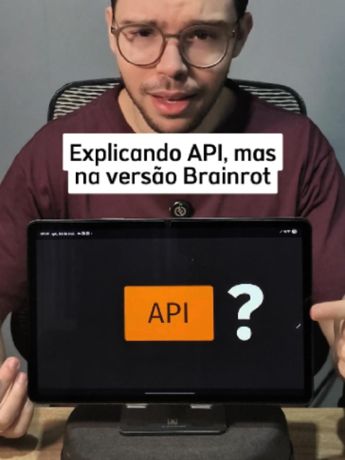 API NÃO É UM BANCO DE DADOS!! Uma API (Application Programming Interface) nada mais é do que um conjunto de regras que permite que duas aplicações totalmente diferentes conversem entre si de forma segura. Em termos técnicos, a API funciona através de endpoints que recebem requisições (HTTP requests com métodos como GET ou POST) e devolvem uma resposta estruturada, geralmente em formato JSON. Ela serve como uma camada de abstração de dados: seu app consome dados de geolocalização, gateways de pagamento ou clima sem nunca ter acesso direto ao código-fonte ou ao banco de dados dessas empresas. Sem uma API, o ecossistema da internet moderna não funcionaria! #programacao #ti #tecnologia #api #backend