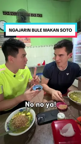 Kirain bule nyasar lagi makan soto rek 🤣… ternyata dia Head Coach Padel dari @platinumpadel.id 😎 Cocok buat kalian yang pengen upgrade skill, belajar strategi, positioning, sampai mental tanding buat turnamen. Yang masih pemula gas, yang udah sering main juga masih banyak ilmu yang bisa dicuri dari coach satu ini 👊 Ditambah lagi atmosfer Platinum Padel memang beda kelas… court nyaman, ambience keren, komunitasnya seru, dan habis main tinggal ngopi di @Excelso Coffee ☕️🎾 dan ada toko padel  @Racketify disini Platinum Padel 📍Golden City Mall, Surabaya