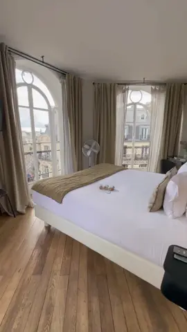 Tinah Paris, Réaumur فندق  Montorgeuil  يتميز بواي فاي مجاني في جميع أنحاء مكان الإقامة وإطلالات على المدينة في باريس. يبعد مكان الإقامة تقريباً مسافة 1.8 كم عن غار دو نورد و 2 كم عن كاتدرائية نوتردام، و 1.6 كم عن سانت شابيل. يبعد مكان الإقامة مسافة 1.2 كم عن مركز بومبيدو ويقع ضمن مسافة 1.6 كم من مركز المدينة.  يوفر مكان إقامة مكيفة تحتوي على مكتب وصندوق ودائع آمن وتلفزيون بشاشة مسطحة بالإضافة إلى حمام خاص مع دش. تحتوي جميع الوحدات على خزانة ملابس. تشمل المعالم السياحية الشهيرة التي تقع بالقرب منه ما يلي: اللوفر وغار جو ليست وأوبرا غارنيي. يقع مطار باريس - أورلي على بعد 17 كم من مكان الإقامة. صممت الشقق في Residence Charles Floquet بأسلوب أنيق وتتميز بأسقف عالية وشرفات ومدفآت، ويتم توفير خدمة الواي فاي المجانية وتلفزيون مع قنوات فضائية ومشغل بلو راي للاسترخاء بعد يوم طويل من مشاهدة المعالم السياحية والتسوق.  وتحتوي المطابخ المجهزة تجهيزا جيدًا على غسالة صحون وآلة لصنع القهوة ومحمصة خبز، ويمكن الحصول على عدة الإفطار التي تتضمن الخبز الطازج والمعجنات الفرنسية وعصير البرتقال والحليب الطازج. تتوفر أيضا غسالة ملابس ومجفف ملابس في جميع أماكن الإقامة، ويقع Résidence Charles Floquet على بعد 600 متر من محطة مترو بير حکیم، التي تؤدي إلى قوس النصر مباشرةً.