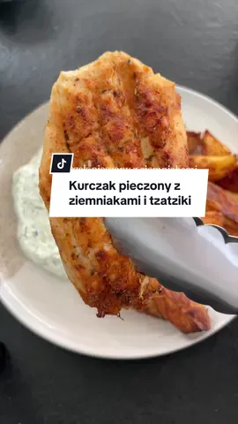 Pieczony kurczak z ziemniakami w stylu 🇬🇷 -pierś z kurczaka  -kilka ziemniaków  -2 płaskie łyżeczki przyprawy gyros, łyżeczka przyprawa do ziemniaków, sól -oliwa z oliwek  Tzatziki(nieco lżejsza wersja) - 4 ogórki gruntowe  - ząbek czosnku  - 4 łyżki bielucha lekkiego - 2 łyżeczki przyprawy tzatziki  - pół łyżki soku z cytryny,  - pęczek koperku  - 0,5 łyżki oliwy z oliwek  - sól , pieprz  Pomidor  Ziemniaki kroimy na ćwiartki, dodajemy 2 łyżki oliwy z oliwek, przyprawę do ziemniaków, sól i mieszamy. Układamy na papierze do pieczenia. Wkładamy od nagrzanego piekarnika do 190stopni funkcja air fryer.  Kurczaka przecinamy na 2 połówki. Nacinamy kratkę z górnej strony mięsa. Nakrapiamy oliwą i posypujemy przyprawą gyros z obu stron. Po 10min od wstawienia ziemniaków dodajemy na blachę kurczaka i pieczemy razem jeszcze około 15minut.   Ogórki ścieramy na drobnych oczkach (najlepiej bez pestek), dodajemy sól i odstawiamy na chwile. Pozbywamy się wody, dodajemy przeciśnięty ząbek czosnku, pieprz, serek Bieluch, przyprawę do tzatziki, sok z cytryny, skrojony pęczek koperku i pół łyżki oliwy, delikatnie mieszamy.  Ćwiartki pomidora skrapiamy oliwą i układamy kilka listków bazylii.  #obiad #przepis #superprzepisy #kurczak 
