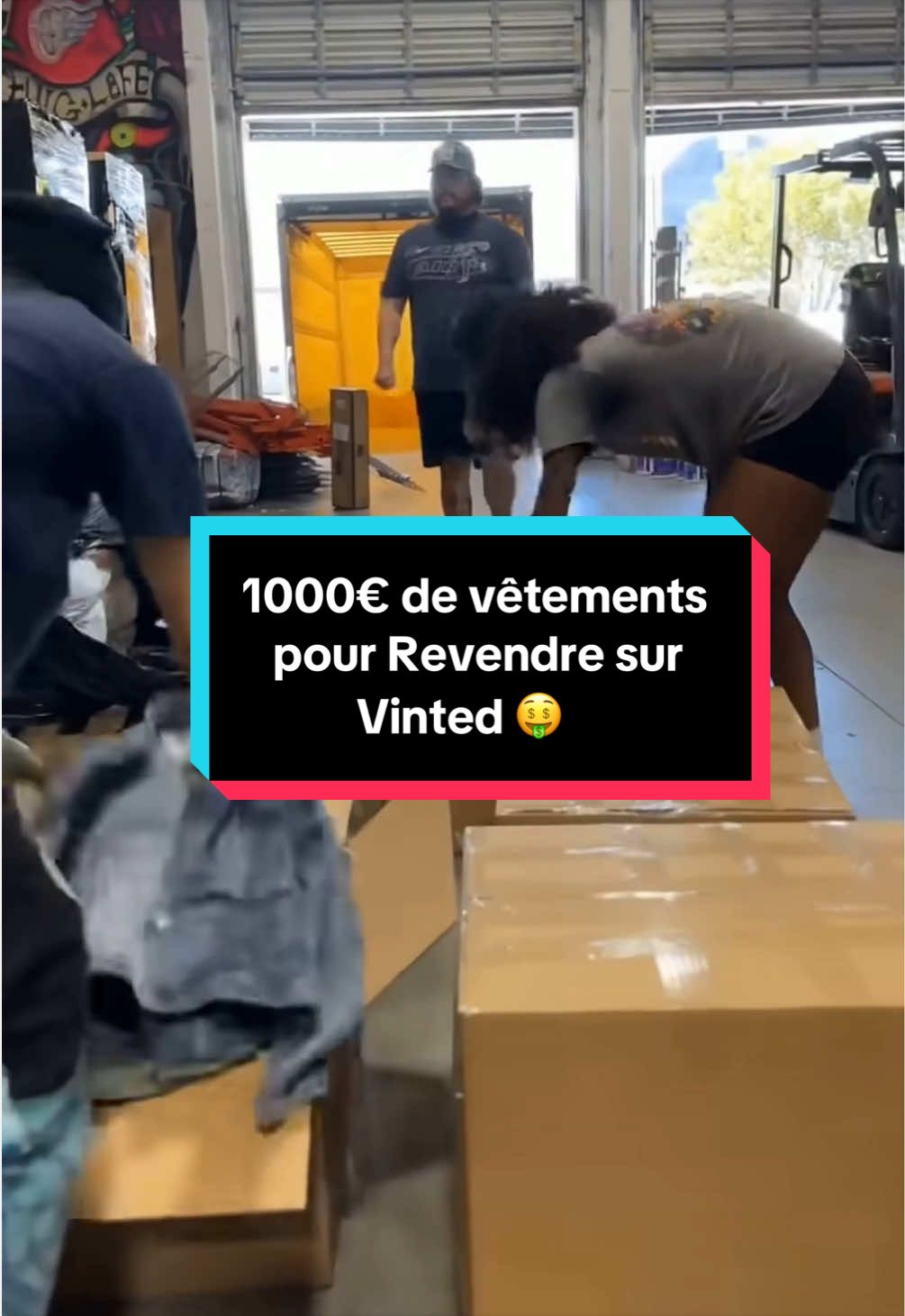 J’achète 1000€ de vêtements pour revendre sur Vinted 👕 Tu valides le concept ?! 🤑 @Central vintage club est une central d’achat qui va regrouper toutes les commandes de ses membres pour être plus fort dans la négociation avec les grossistes et fournisseurs  Pour avoir accès aux meilleurs grades et catégories de vêtements  Avec bien sûr les meilleures marques : NIKE , Adidas , Polo Ralph Lauren , Tommy , The North Face , Carhartt et Dickies … Au Meilleurs prix avec plus de quantité donc !  Car à plusieurs on est plus fort 💪🏻  Et ce dimanche à 18h00 Central Vintage Club lance son tout nouveau site avec trois niveaux d’abonnement  Pour avoir accès à des vêtements de zinzin pour revendre sur Vinted et être sûr de faire de l’argent  Alors n’hésitez pas à nous rejoindre tu as le lien dans ma bio  Dans les commentaires tu peux vendre et acheter tes vêtements neufs ou vintage de marque ou non  Et Abonne-toi pour ne pas louper mon prochain bon plan Streetwear  En collaboration avec Central Vintage Club mais tester et approuvé avant dans parler 🤝 #streetwear #vinted #fournisseur #argent #grossiste @Nike 