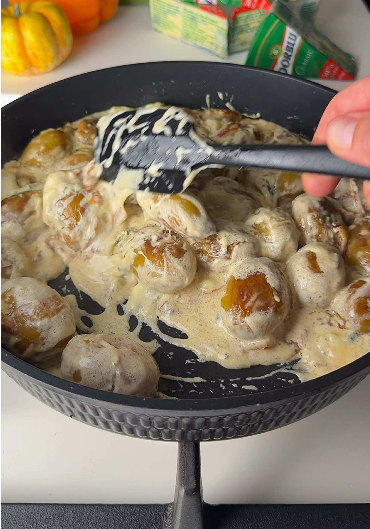 Такої картопельки ви ще не куштували! Хрустка, ароматна і дуже смачна 🤤 Інгредієнти: ·	молода картопля ~ 500 г ·	сир Dorblu від @kaserei.champignon_official.ua ~30-50 г ·	вода - 200 г  ·	олія для смаження  ·	вершки чи сметана (домашня) - 200 мл ·	бекон - 100 г ·	сіль/перець за смаком  1.	Молоду картоплю добре промити, висушити зайву рідину. Висипати на сковорідку, додати воду, посолити і готувати на великому вогні — спершу під кришкою, потім зняти її, щоб вода повністю випарувалась.  2.	Додати олію і обсмажити до рум’яної скоринки в тій самій сковорідці.  3.	До обсмаженої картоплі додати теплі вершки, обсмажений бекон та Dorblu — м’який сир з пліснявою, що є чи не найважливішим інгредієнтом. Саме він додає страві особливого смаку з пікантними відтінками!  4.	Готуйте усе разом ще декілька хвилин і готово. Це дуже смачно, насолоджуйтесь! #молодакартопля #картоплярецепт #potatoerecipe  @СМаЧНЕНЬКІ рецепти  @СМаЧНЕНЬКІ рецепти  @СМаЧНЕНЬКІ рецепти 