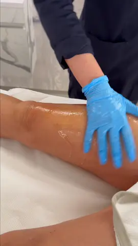 Gambe gonfie e pesanti? Lipedema? ✨ Prova il nostro trattamento specifico studiato per riattivare il sistema linfatico, favorire il drenaggio e migliorare la circolazione. Presso Meid Urban Spa utilizziamo manualità mirate che aiutano a liftare i tessuti, alleggerire le gambe e contrastare gonfiore e ristagni 🌿 Il trattamento può essere abbinato, secondo il nostro protocollo integrato, a: • biomesoterapia secondo medicina tradizionale cinese • carbossiterapia • ozonoterapia 💆‍♀️ Benefici: • effetto drenante immediato • gambe più leggere e sgonfie • miglioramento della circolazione • tessuti più tonici e compatti • supporto nei casi di pesantezza e lipedema 📩 Contattaci per una valutazione personalizzata e scopri il percorso più adatto alle tue esigenze. #MeidUrbanSpa #Massaggio #GambeGonfie #Lipedema #ASMR #Trattamento