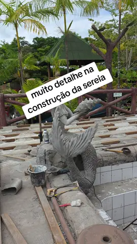 sereia de cimento com muita riqueza de detalhes 