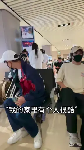Tôn Chính bạn trai Tư Đồng ngoài đời chụp cam thường mà đẹp trai quá trời, ảnh còn có quán cafe toàn trai đẹp này mà ở gần chắc uống mỗi ngày luôn #doublehelix  #lyusitong  #aydensng  #hejiashu  #faxuange 