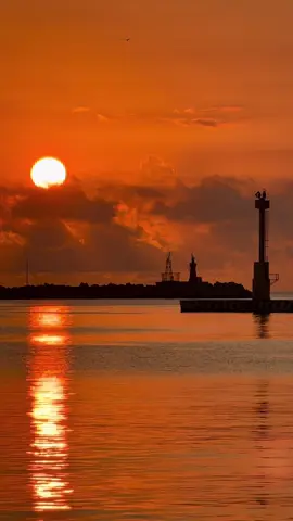 ¡Que bello eres Veracruz! Con el sol pintando el agua de oro y el mar como un espejo así amanece hoy Veracruz, ¡Excelente Sábado! 🤩 #PuertoDeVeracruz, #ReflejosDorados, #FelizDia, #VivePositivo, #TurismoVeracruz. 