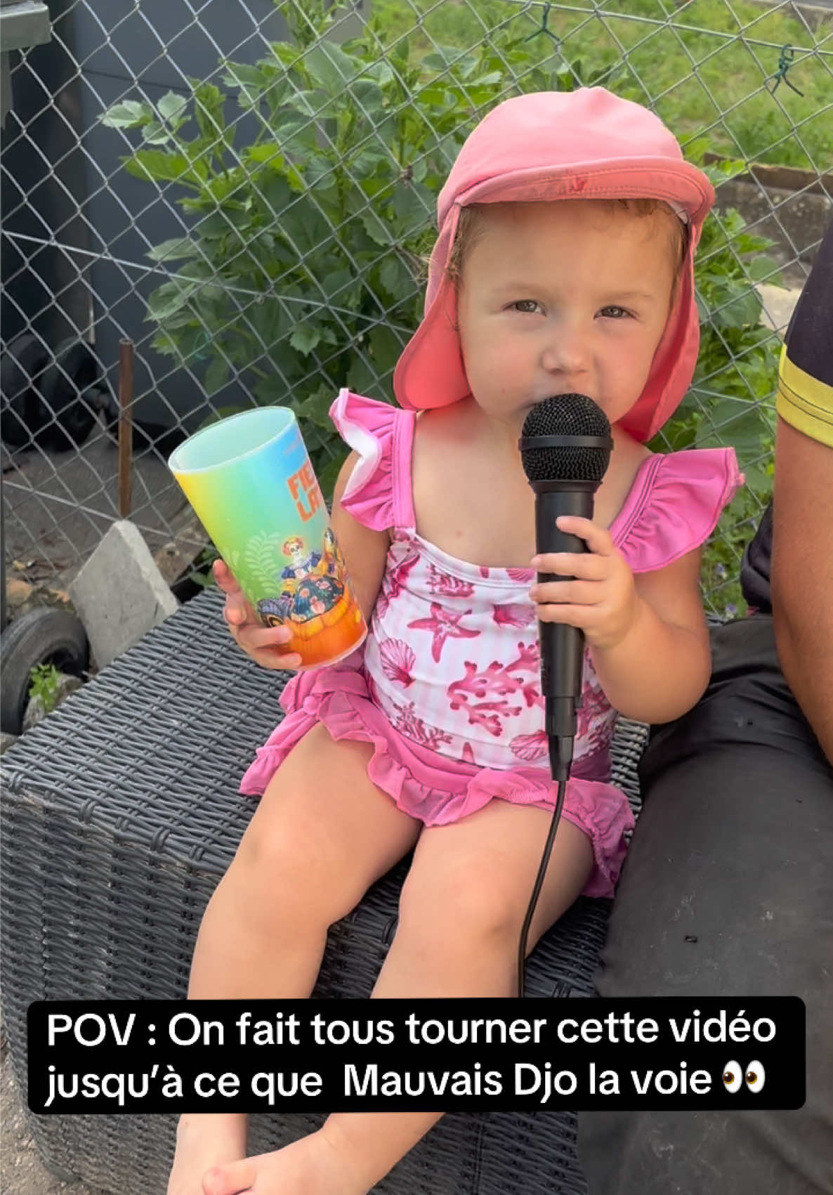🎤 Concert privé à la maison 😅❤️ Le public est conquis ! Ma fille et son tube du moment : « Pilé pilé pilé… allumer allumer… » 🥰✨ Une vraie petite star ⭐❤️ 👨‍👩‍👧 Et chez vous, quelle est la chanson que votre enfant chante en boucle en ce moment ? 😄🎶 ❤️ Partagez un maximum pour que cette vidéo arrive jusqu’à Mauvais Djo ! 🤩🎤 Et n’oubliez pas de vous abonner pour suivre les prochains concerts de ma petite star ✨🥰. #pilé #humor #chant @MAUVAIS DJO SPEAK L’UNDERTAKER 