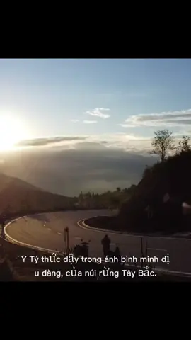 Y Tý thức dậy trong ánh bình minh dịu dàng của núi rừng Tây Bắc. Những áng mây lững lờ trôi qua các sườn núi, mặt trời từ từ nhô lên phía chân trời, nhuộm vàng cả cung đường uốn lượn. Đến Y Tý không chỉ để ngắm cảnh đẹp, mà còn để tìm lại sự bình yên giữa những bộn bề của cuộc sống. Có những khoảnh khắc, chỉ cần đứng lặng giữa đất trời bao la, cũng đủ khiến lòng mình nhẹ nhõm hơn rất nhiều. #SanMay #yty 