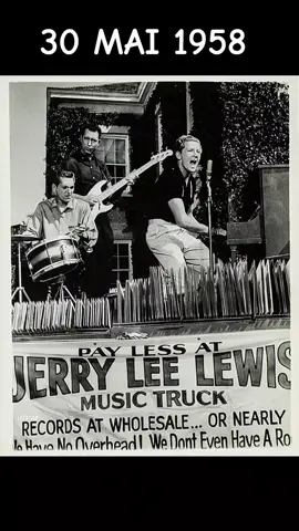 30 mai 1958 : Jerry Lee Lewis a joué dans le film  High School Confidential .   (Note : certains sites web indiquent que le film est sorti le 20 mai, tandis que d’autres mentionnent le 29 mai ou le 7 juin. Selon Nick Tosches, dans son livre « Country: The Twisted Roots of Rock 'n' Roll », le journal « The New York Times » a publié une publicité pour le film dans son édition du 29 mai 1958. Cette publicité annonçait la sortie du film le lendemain, le 30 mai.)#newmusicfriday #poutoii #Flashback #foryoupage❤️❤️ #musiccovers 