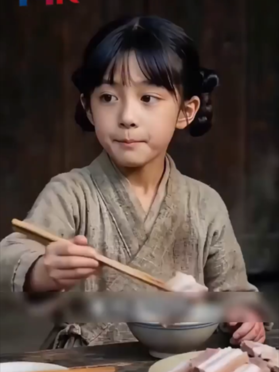 Cô bé nhỏ tuổi mà hiểu chuyện đi làm phụ giúp gia đình