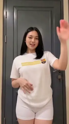 ✨ Kaos Barcelona Garis Emas yang jadi favorit para penggemar! 💙❤️💛 Video dari sumber terpercaya, hanya promosi ya Bahan nyaman & adem, model santai pas banget dipakai sehari-hari ✨ Desain 3 garis kuning + lambang klub ikonik, simpel tapi berkarakter banget 😍 Warna putih bersih, keren dipakai sendiri atau bareng teman sesama pendukung Barca. Kamu tim Blaugrana juga gak nih? Komentar ya! 👇 #kaosbola #kaosbarcelona #blaugrana #fashionolahraga 